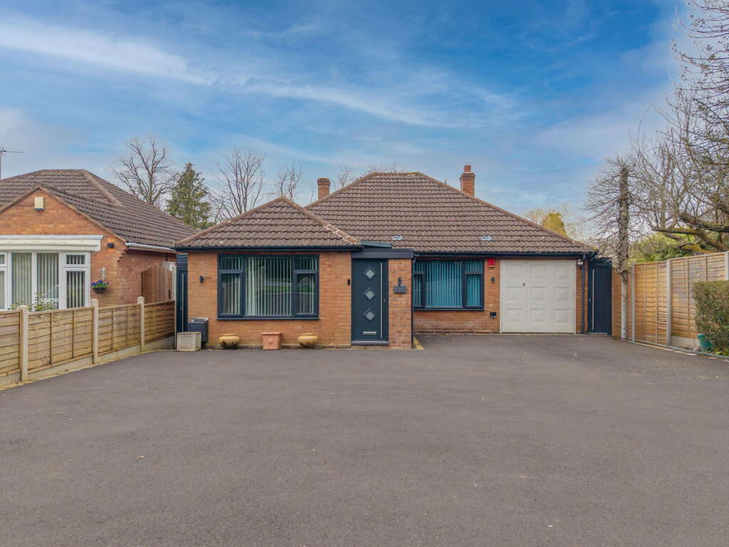 Main image of property: Earlswood Common, Earlswood, Solihull, B94 5SJ