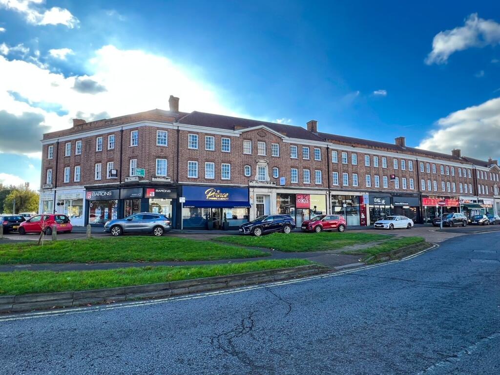Hampton Court Parade, East Molesey, KT8. 2 bedroom apartment for sale