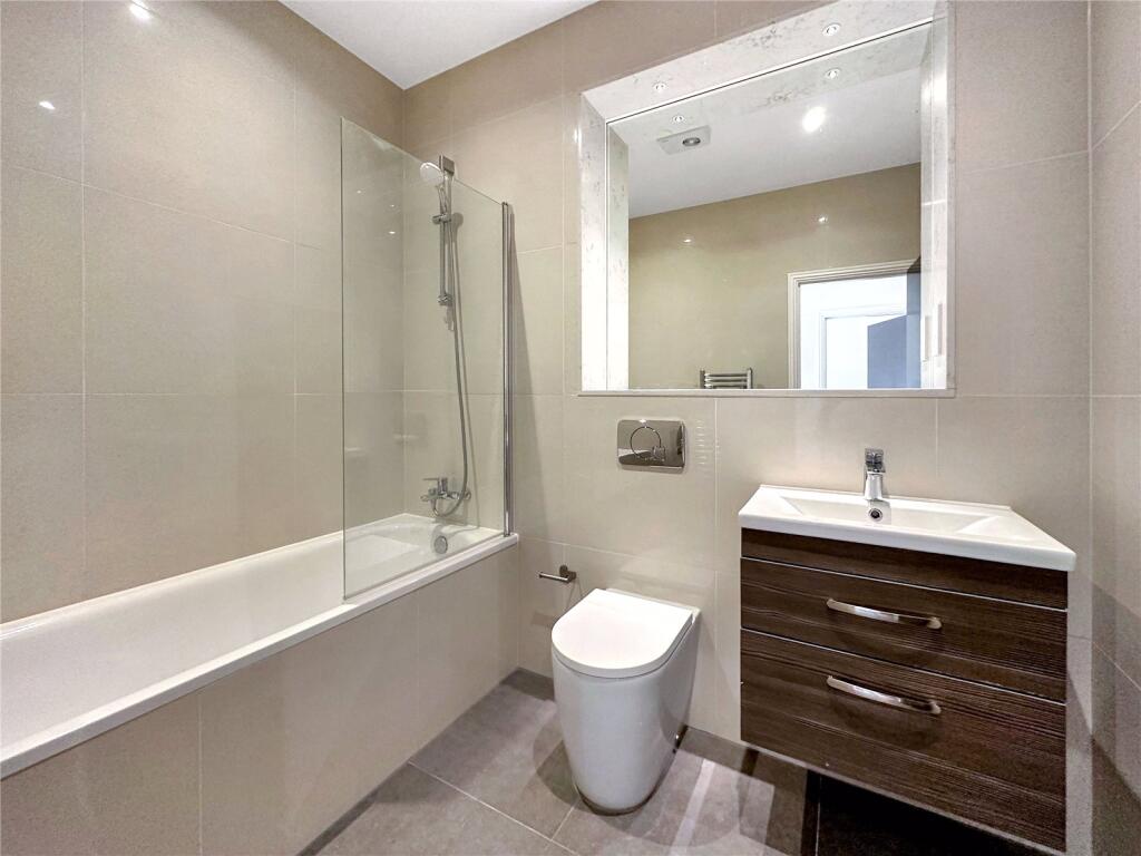 Apartment in Slough - More