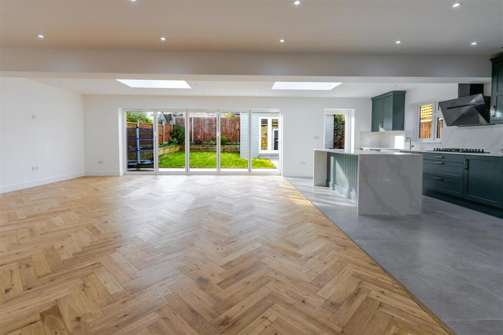 Burford Close, Ickenham, UB10 photo 4