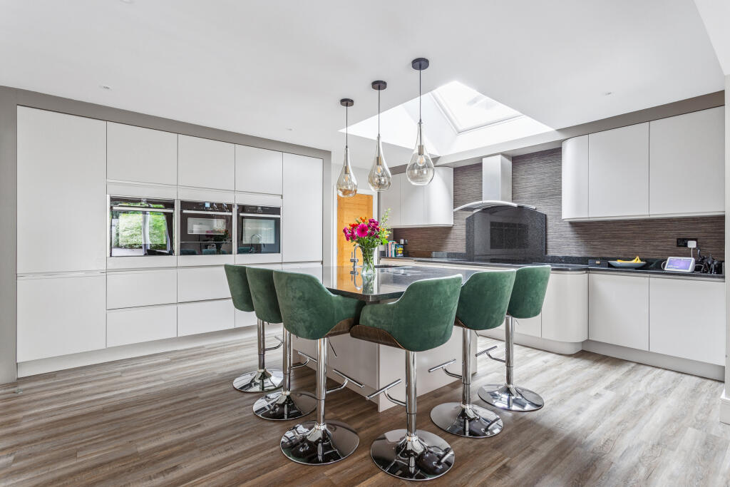 House in Three Rivers, Chorleywood - More