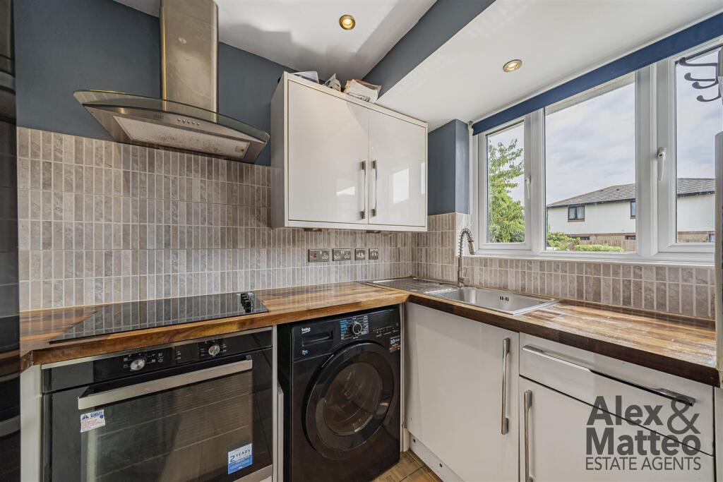 House in London, Lynton Estate, Old Kent Road - View 3