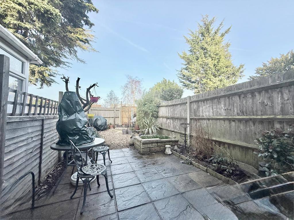 Highfields Close, Dunstable, Bedfordshire, LU5 4QE photo 3