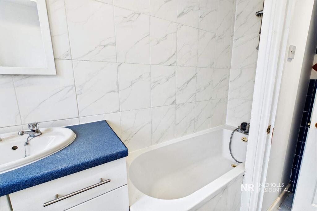 Apartment in Kingston upon Thames - More