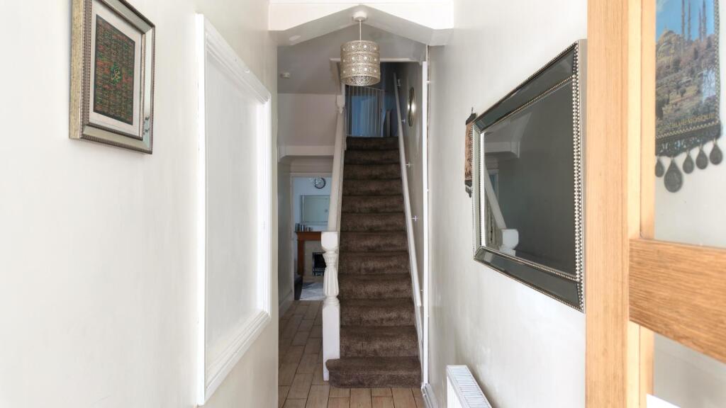 House in Cardiff, Grangetown - More