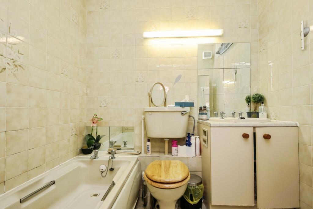 Apartment in Sutton Coldfield, Maney - More