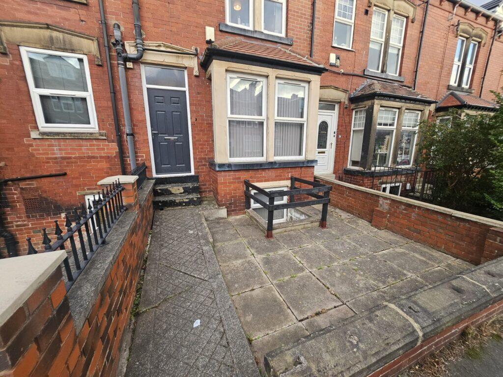6 bedroom end of terrace house for rent