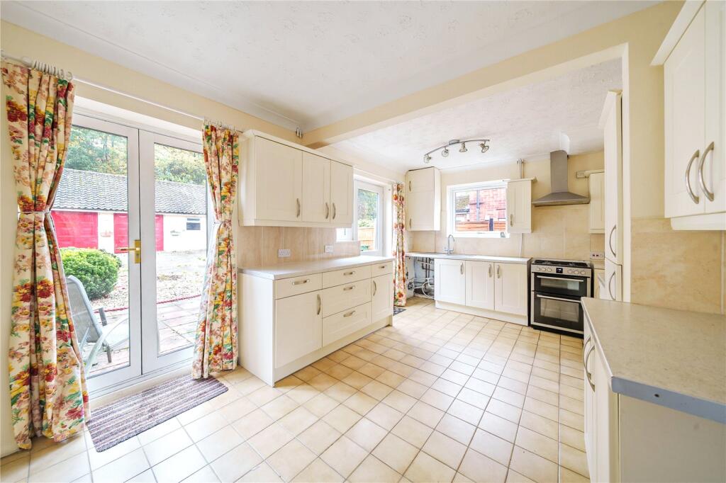 Bagshot Green, Bagshot, Surrey, GU19 photo 3