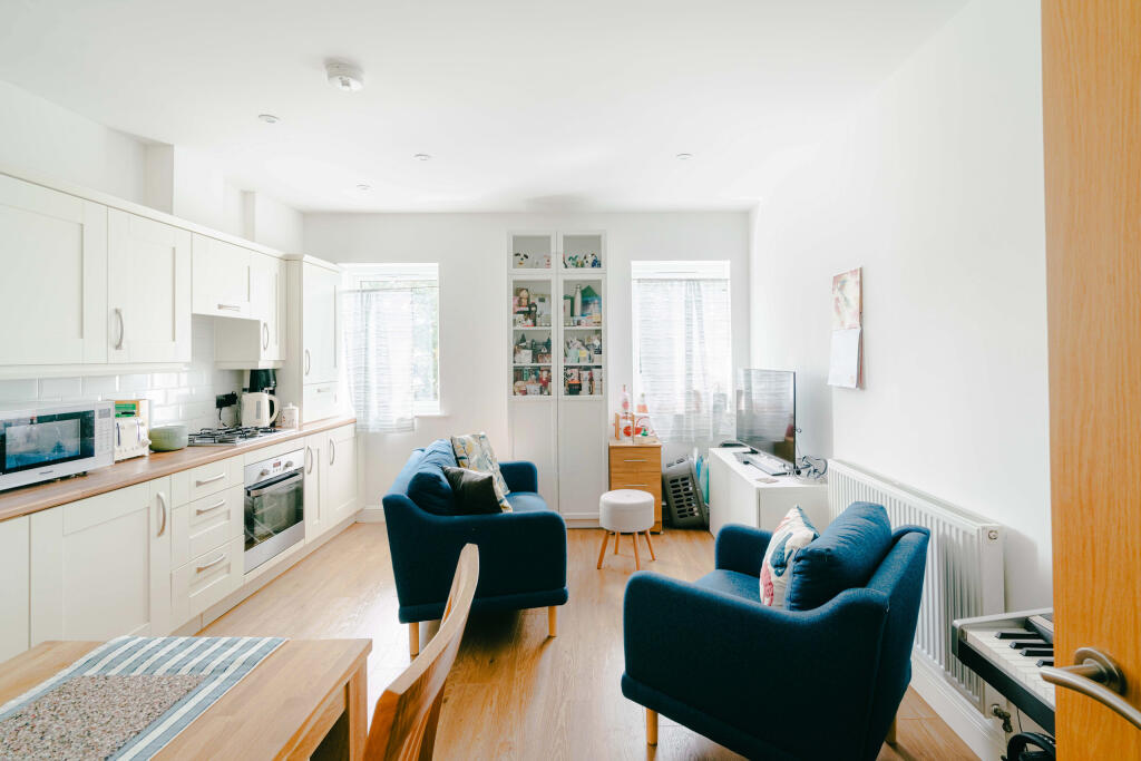 1-bed flat on Midland Way, Thornbury, Bristol, £169,950