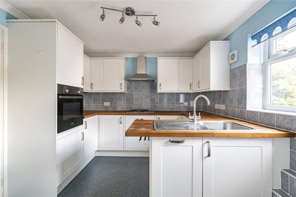 Apartment in Woking, Hook Heath - View 4