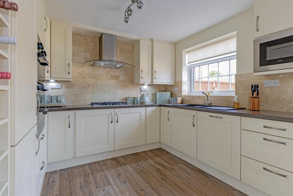 Blue Lodge Close, Inkersall, Chesterfield photo 4