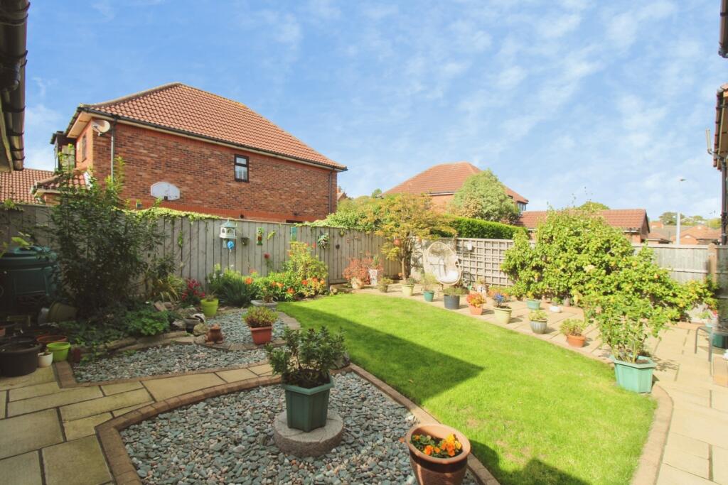 The gardens, Tweendykes, Hull photo 4