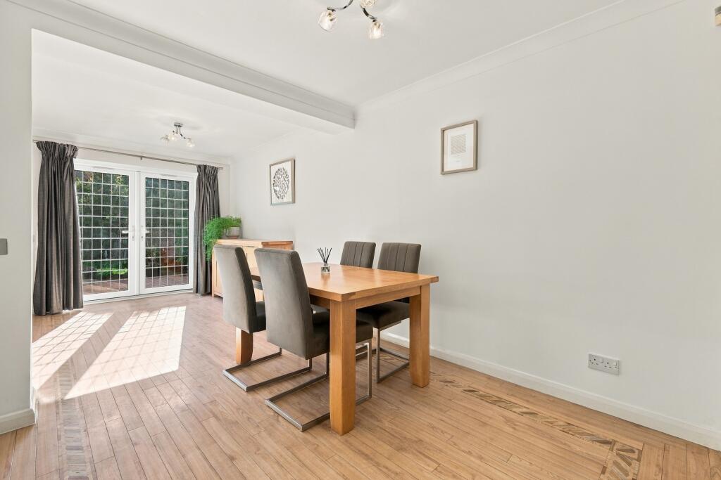 House in London, Elm Park - View 5