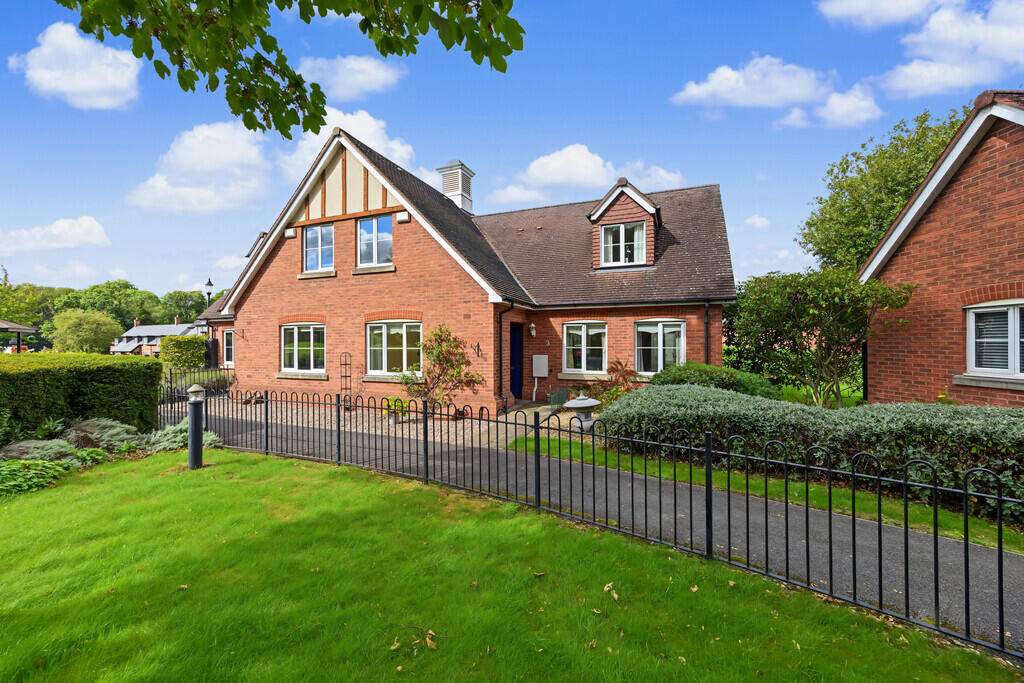 3-bed semi-detached on Thurlaston Drive, Lime Tree Village, Cawston, £350,000