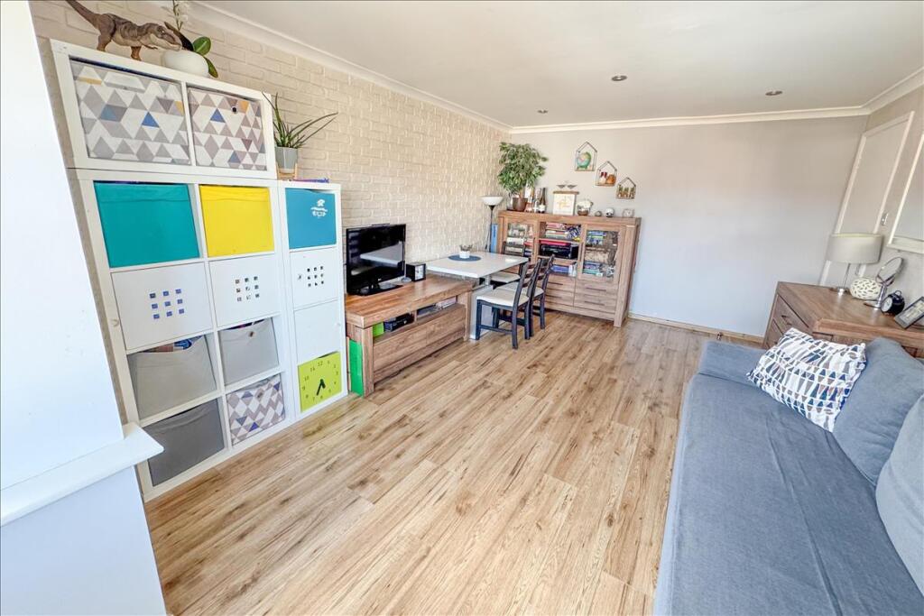 1 Jubilee Way, Feltham, Middlesex, TW14 photo 2