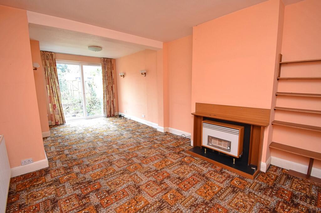 House in Woodford Green, Hale End - More