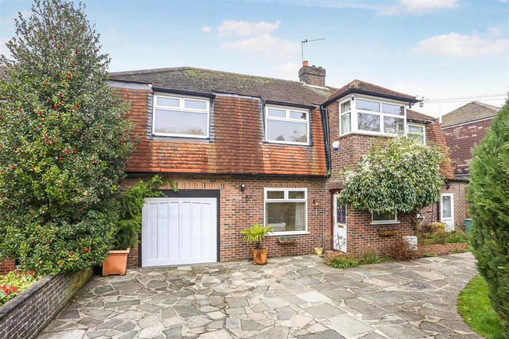 Main image of property: Green Curve, Banstead