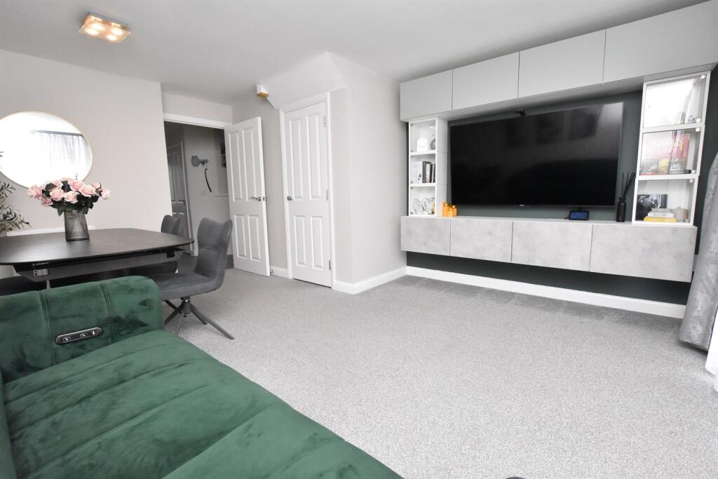 House in Nuneaton and Bedworth, Grove Farm, Camp Hill - View 4