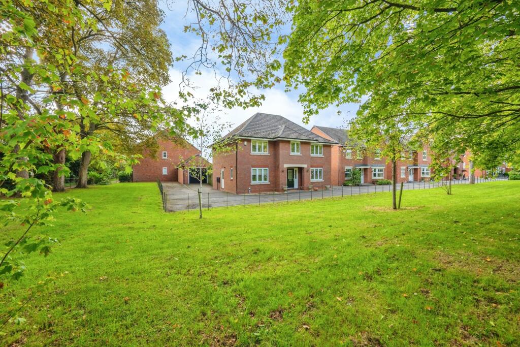House in Lichfield, Darwin Park - View 2