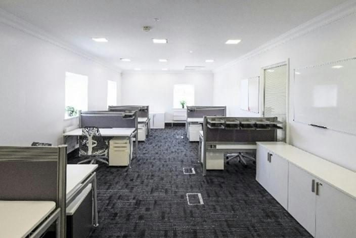Cams serviced office 9 desk.jpg