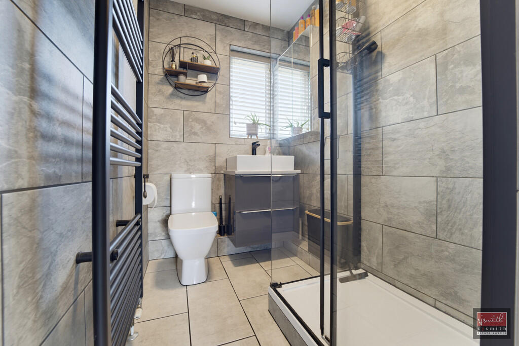 Apartment in Sunbury-on-Thames, Surrey - View 3