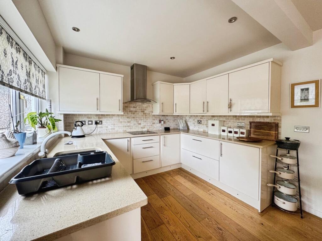 House in Pontarddulais - More