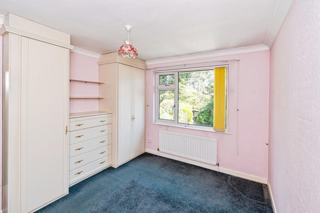 House in Eastleigh, Oakmount, Chandler's Ford - More