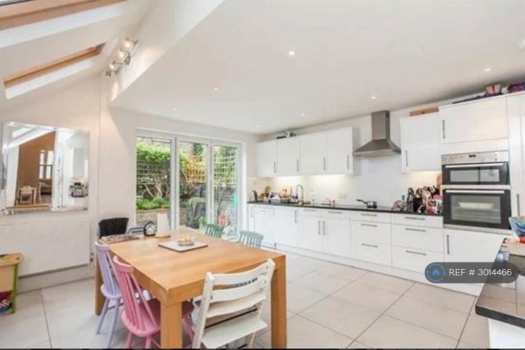 House in London - View 3