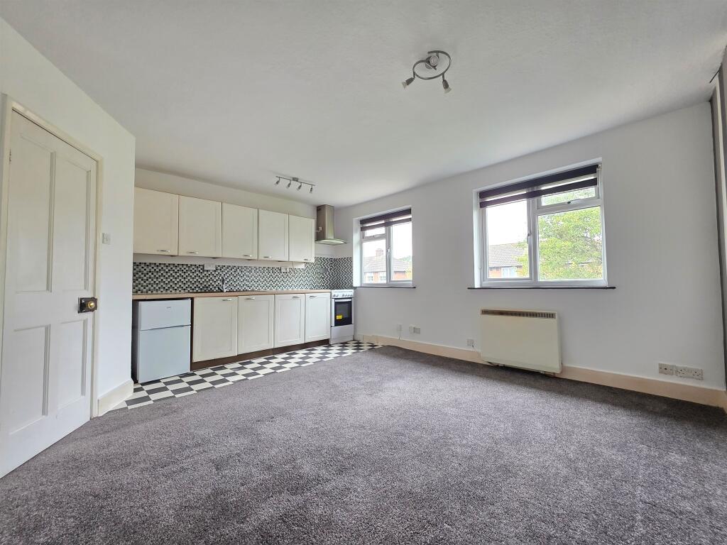 Clinton Crescent, Aylesbury photo 3