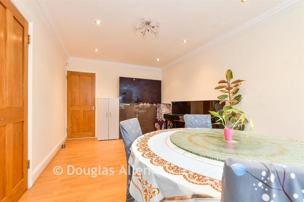 House in Epping Forest, Chigwell - More