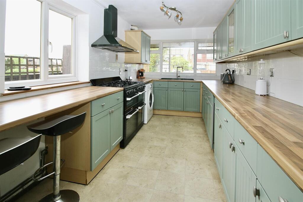 House in Basildon, Ramsden Crays - View 4