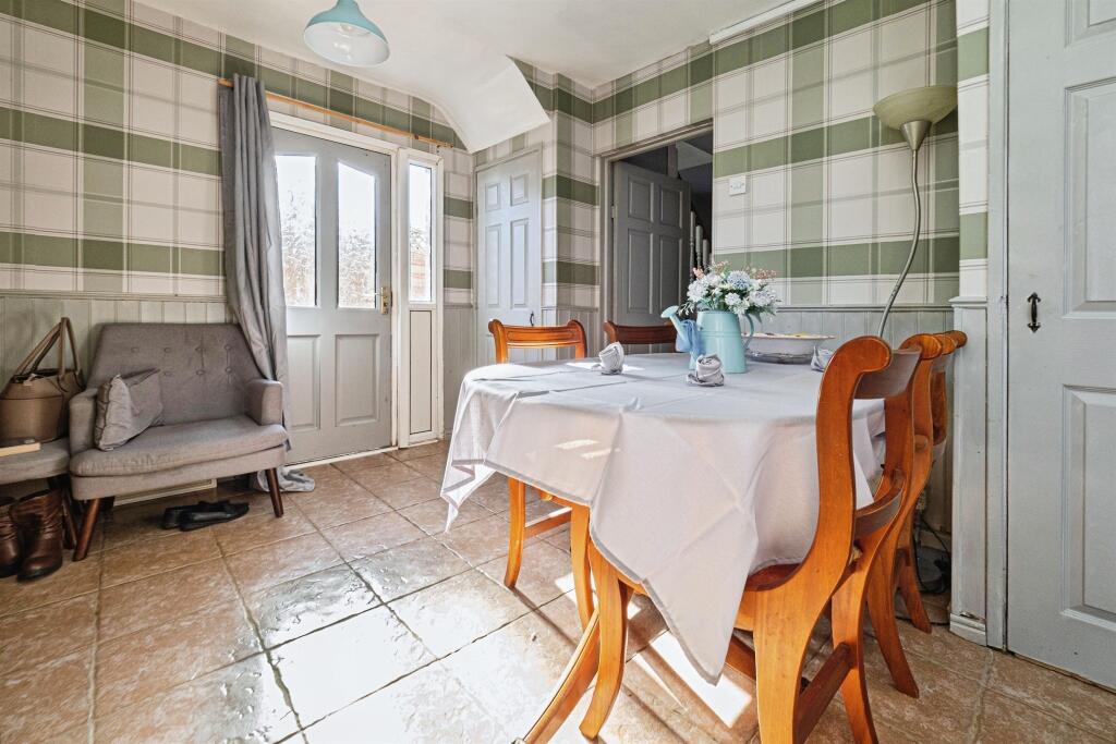 House in Hull, Longhill - More