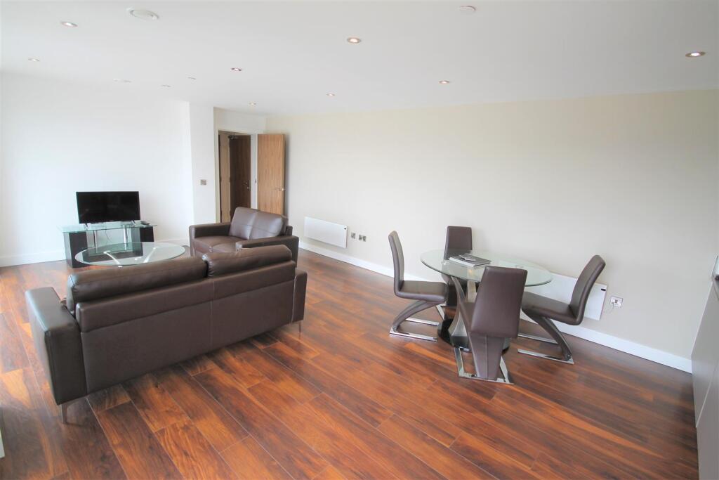 Apartment in Salford, Ordsall - More