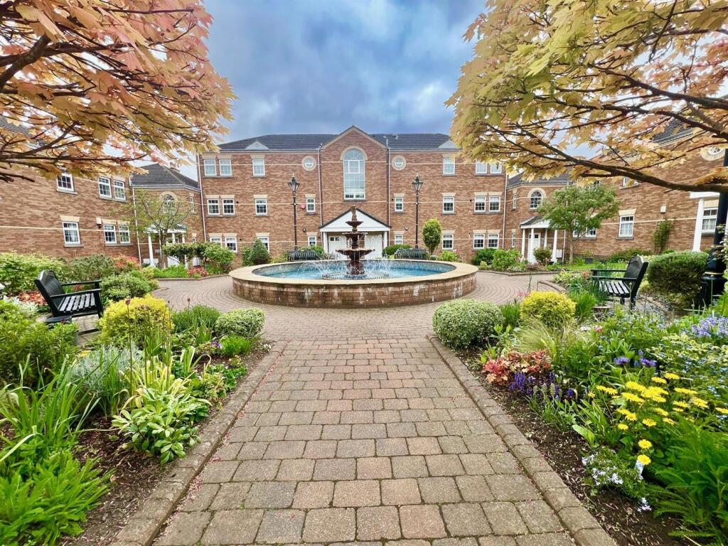 2-bed flat on Sandringham Court, Huddersfield, £235,000