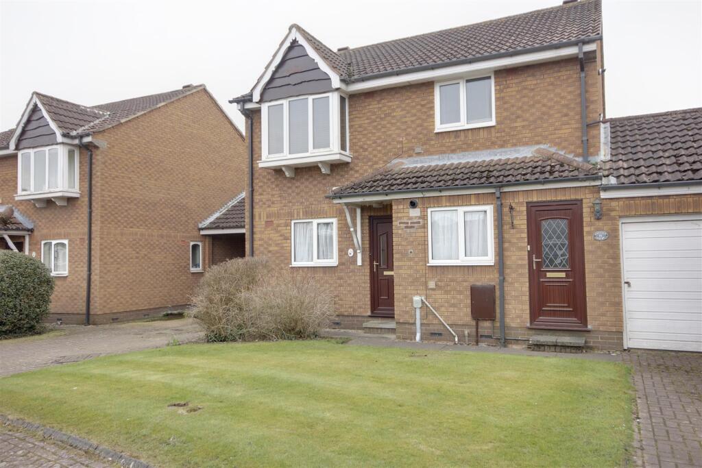 2-bed flat on Chelsea Court, Cottingham, £100,000