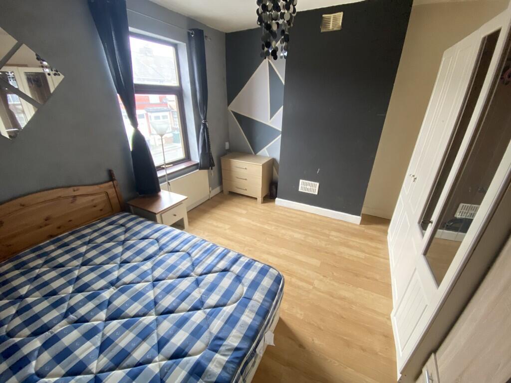 Apartment in Wolverhampton, Wood End - View 5