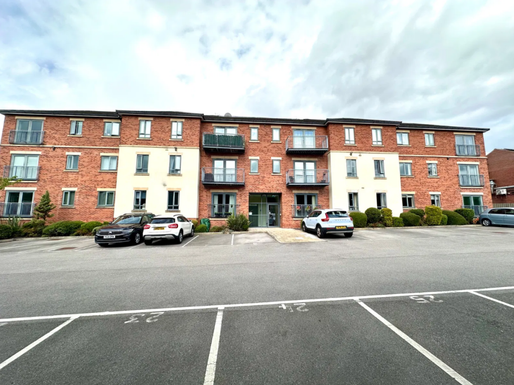 2-bed flat on Gatehouse Court, Barnsley Road, Dodworth, Barnsley, S75 3LT, £130,000
