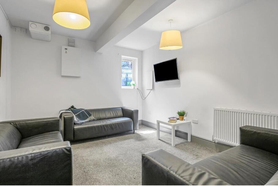 Check out this 8 bedroom detached house for rent on Rightmove — photo 2