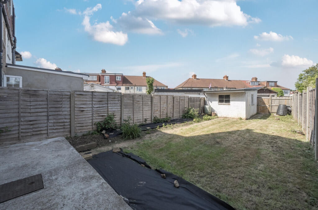 Dahlia Gardens, Mitcham, CR4 photo 3