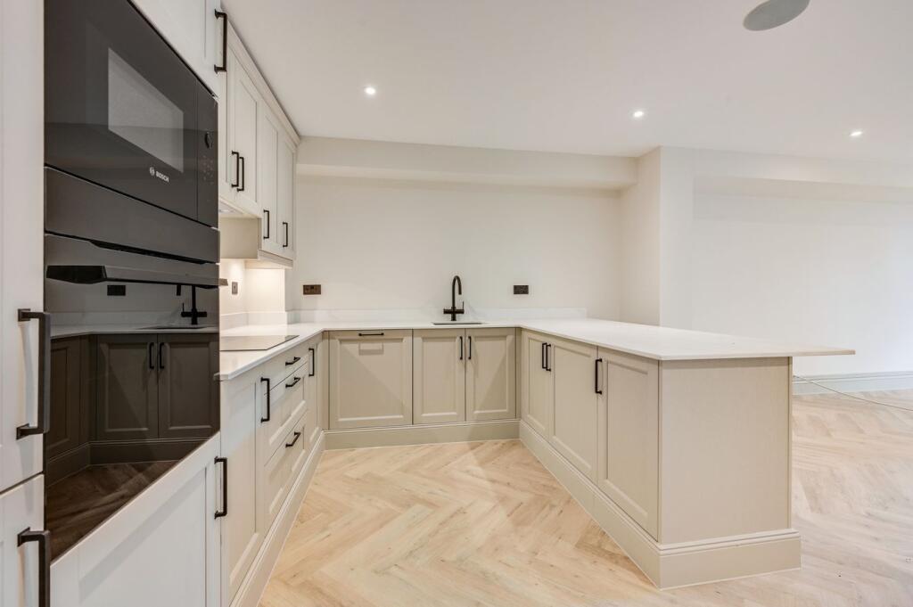Apartment in Basildon, Billericay - View 3