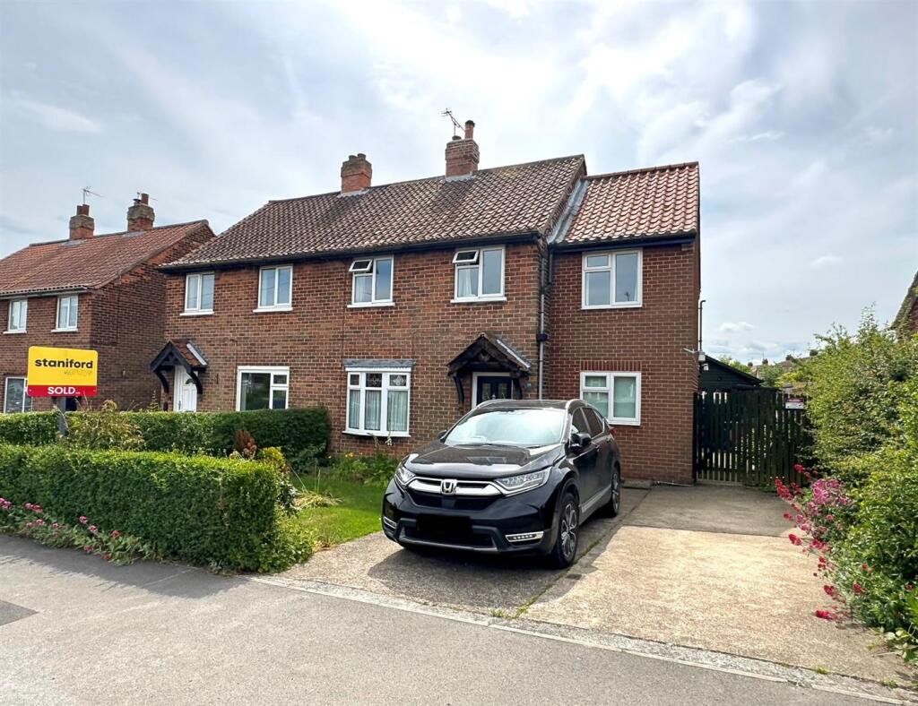 3-bed semi-detached on Dale Close, Swanland, £223,000