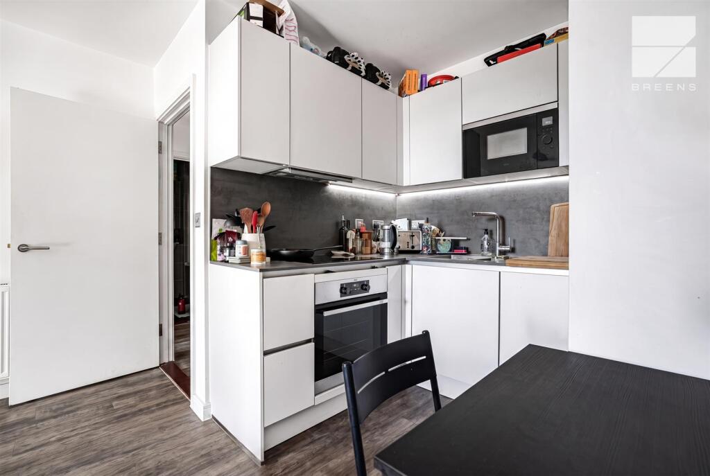 Apartment in London, Wood Street, Hale End - View 2