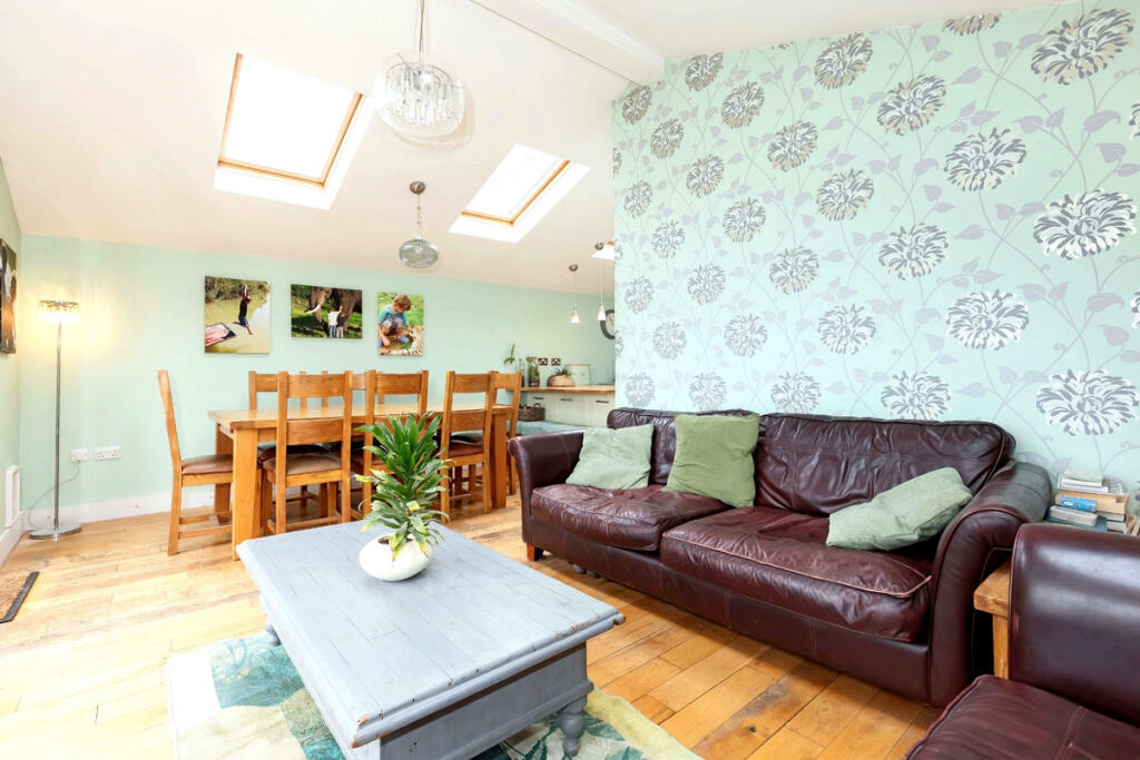 Victoria Road, Shoreham-by-Sea, BN43 - More