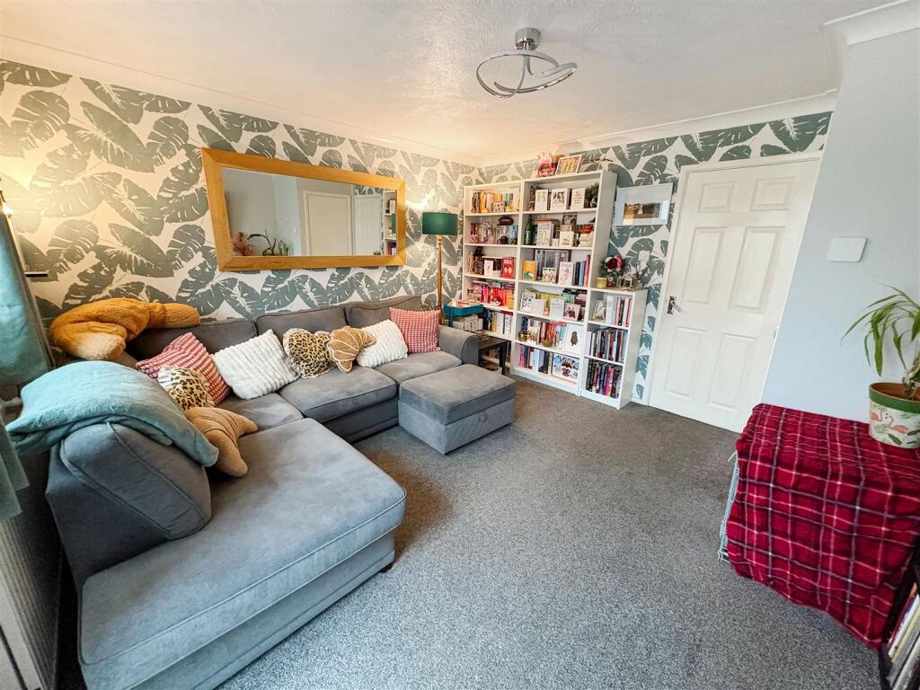 Guildford Road, Rustington, Littlehampton photo 3