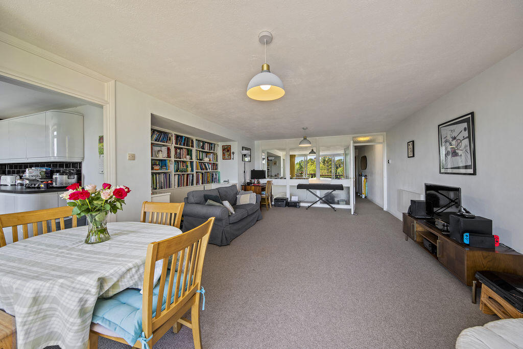 Apartment in London, Ham - View 5