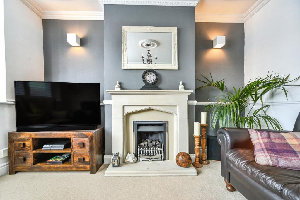 Dorchester Road - Lawn, Swindon, SN3 - View 4