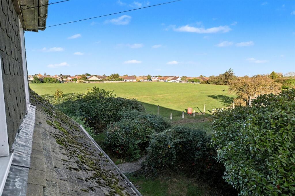 Next to Park  Linden Way, Canvey Island photo 2
