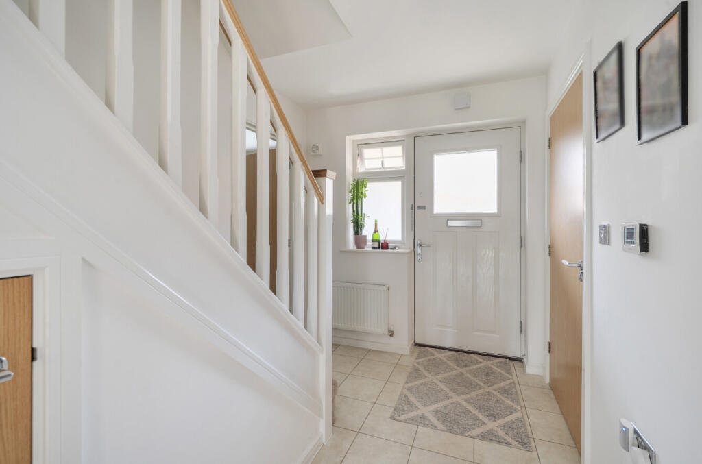 House in Houghton Regis, Central Bedfordshire - More
