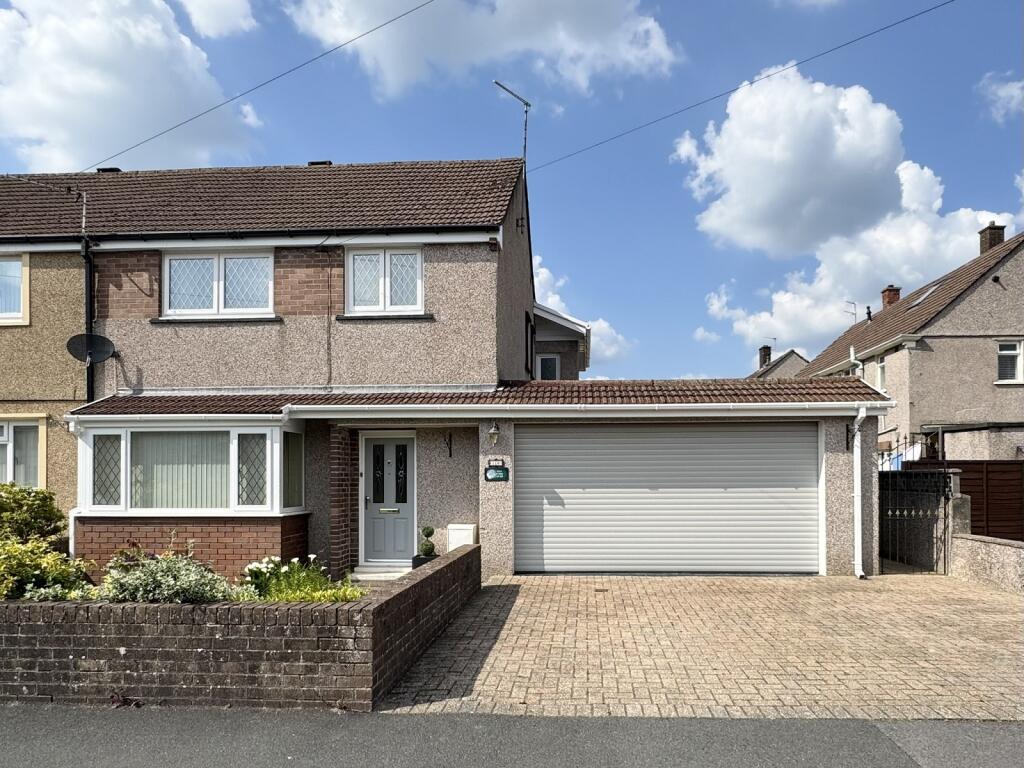 3-bed semi-detached on Maesglas, Llandovery, Carmarthenshire., £215,000