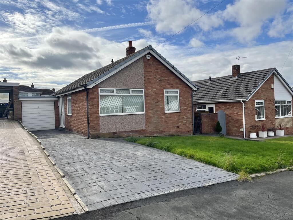 3-bed detached on Holly Bank Rise, Dukinfield, £325,000